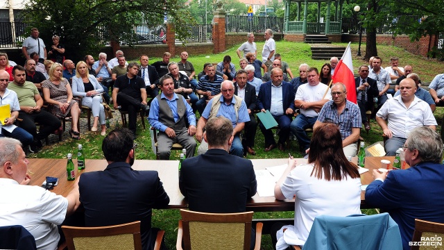 Spotkanie rolników w ogrodach ZUW w sprawie suszy w regionie. Fot. Marcin Kokolus [Radio Szczecin] Rolnicy walczą z suszą i systemem [ZDJĘCIA]