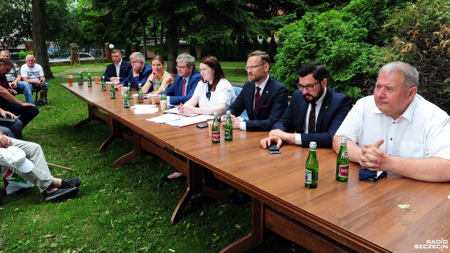 Spotkanie rolników w ogrodach ZUW w sprawie suszy w regionie. Fot. Marcin Kokolus [Radio Szczecin] Rolnicy walczą z suszą i systemem [ZDJĘCIA]