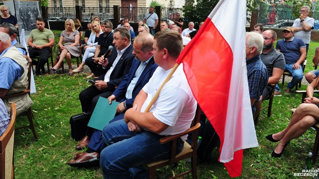 Spotkanie rolników w ogrodach ZUW w sprawie suszy w regionie. Fot. Marcin Kokolus [Radio Szczecin] Rolnicy walczą z suszą i systemem [ZDJĘCIA]