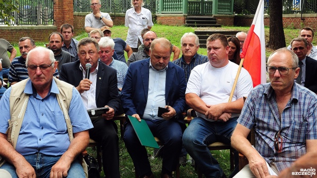 Spotkanie rolników w ogrodach ZUW w sprawie suszy w regionie. Fot. Marcin Kokolus [Radio Szczecin] Rolnicy walczą z suszą i systemem [ZDJĘCIA]