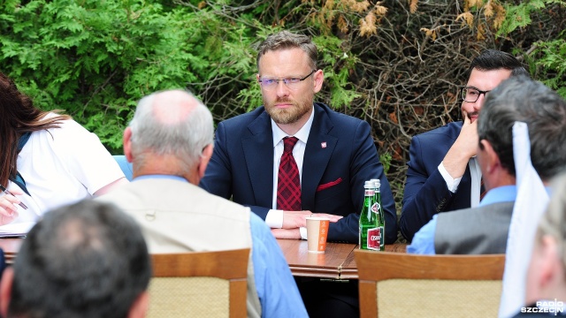 Spotkanie rolników w ogrodach ZUW w sprawie suszy w regionie. Fot. Marcin Kokolus [Radio Szczecin] Rolnicy walczą z suszą i systemem [ZDJĘCIA]