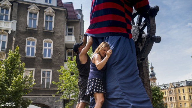 Fot. Wojciech Ochrymiuk [Radio Szczecin] Pomnik Marynarza przywdział granatowo-bordowe barwy [ZDJĘCIA]