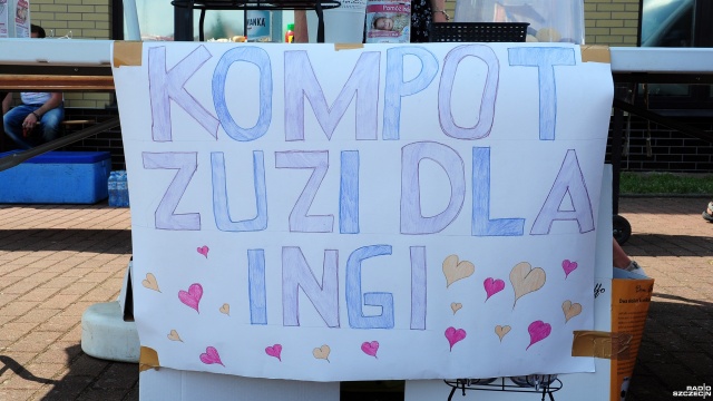 11 - letnia Zuzia sprzedaje kompot dla Ingi z Przęsocina. Fot. Marcin Kokolus [Radio Szczecin] 11-letnia Zuzia rozkręciła biznes, aby pomóc chorej Indze [ZDJĘCIA]