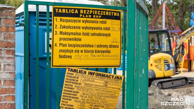 Najpierw obiekt miał być gotowy na początku roku, później w lipcu, a teraz ZUK podpisał aneks do umowy z firmą budowlaną, że inwestycja zakończy się wraz z końcem sierpnia. Fot. Robert Stachnik [Radio Szczecin] Kąpielisko w Dąbiu będzie gotowe dopiero po wakacjach [ZDJĘCIA]