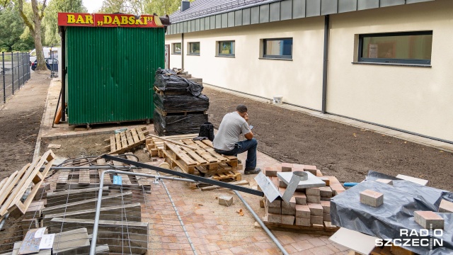 Najpierw obiekt miał być gotowy na początku roku, później w lipcu, a teraz ZUK podpisał aneks do umowy z firmą budowlaną, że inwestycja zakończy się wraz z końcem sierpnia. Fot. Robert Stachnik [Radio Szczecin] Kąpielisko w Dąbiu będzie gotowe dopiero po wakacjach [ZDJĘCIA]
