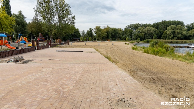Najpierw obiekt miał być gotowy na początku roku, później w lipcu, a teraz ZUK podpisał aneks do umowy z firmą budowlaną, że inwestycja zakończy się wraz z końcem sierpnia. Fot. Robert Stachnik [Radio Szczecin] Kąpielisko w Dąbiu będzie gotowe dopiero po wakacjach [ZDJĘCIA]