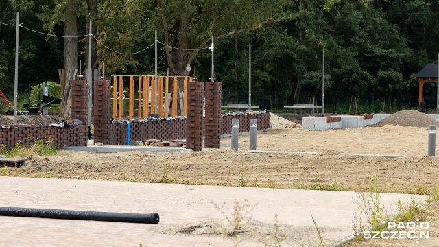 Najpierw obiekt miał być gotowy na początku roku, później w lipcu, a teraz ZUK podpisał aneks do umowy z firmą budowlaną, że inwestycja zakończy się wraz z końcem sierpnia. Fot. Robert Stachnik [Radio Szczecin] Kąpielisko w Dąbiu będzie gotowe dopiero po wakacjach [ZDJĘCIA]