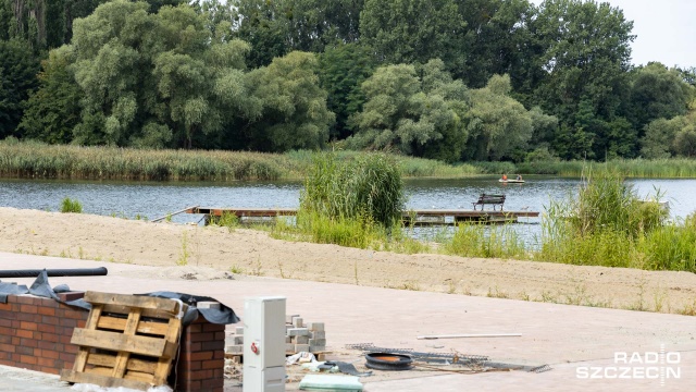 Najpierw obiekt miał być gotowy na początku roku, później w lipcu, a teraz ZUK podpisał aneks do umowy z firmą budowlaną, że inwestycja zakończy się wraz z końcem sierpnia. Fot. Robert Stachnik [Radio Szczecin] Kąpielisko w Dąbiu będzie gotowe dopiero po wakacjach [ZDJĘCIA]