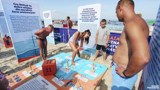 Fot. Mateusz Papke [Radio Szczecin] "Poznaj moc bałtyckiego wiatru". Zabawa i edukacja na plaży w Międzyzdrojach [WIDEO, ZDJĘCIA]