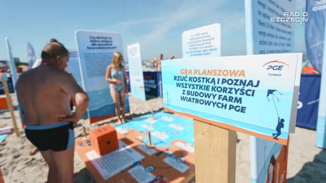 Fot. Mateusz Papke [Radio Szczecin] "Poznaj moc bałtyckiego wiatru". Zabawa i edukacja na plaży w Międzyzdrojach [WIDEO, ZDJĘCIA]