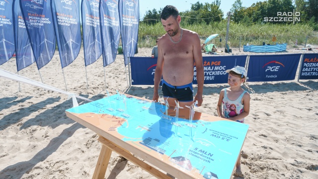 Fot. Mateusz Papke [Radio Szczecin] "Poznaj moc bałtyckiego wiatru". Zabawa i edukacja na plaży w Międzyzdrojach [WIDEO, ZDJĘCIA]