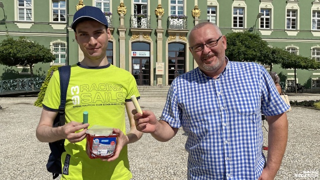 Mieszkańcy walczący w obronie drzew przy ul. Przygodnej zapowiadają, że po raz kolejny przyjdą przed budynek urzędu miasta w poniedziałek. Fot. Marcin Kokolus [Radio Szczecin] Będzie protest - zapowiadają mieszkańcy ul. Przygodnej [ZDJĘCIA]