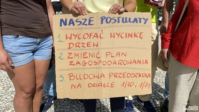 Mieszkańcy walczący w obronie drzew przy ul. Przygodnej zapowiadają, że po raz kolejny przyjdą przed budynek urzędu miasta w poniedziałek. Fot. Marcin Kokolus [Radio Szczecin] Będzie protest - zapowiadają mieszkańcy ul. Przygodnej [ZDJĘCIA]