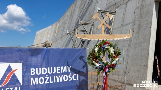 Zawieszono wiechę na Fabryce Wody na szczecińskiej Gontynce. Fot. Robert Stachnik [Radio Szczecin] Wiecha nad Fabryką Wody [WIDEO, ZDJĘCIA]