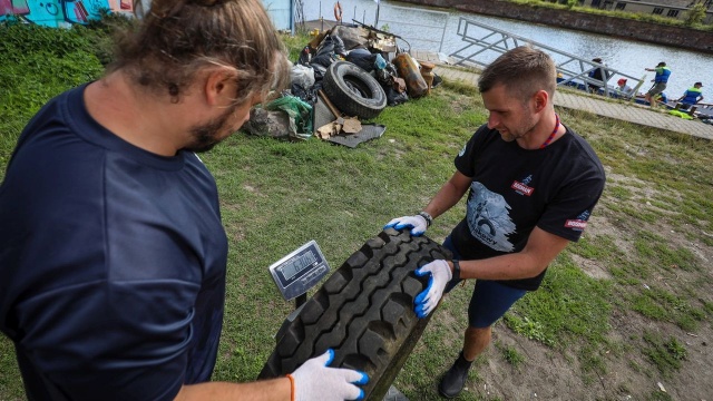 Fot. Stowarzyszenie Wywrotka Kajakowy patrol zebrał kilkaset kilogramów śmieci [ZDJĘCIA]