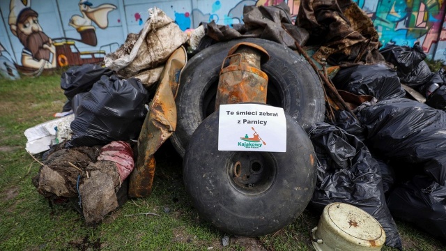 Fot. Stowarzyszenie Wywrotka Kajakowy patrol zebrał kilkaset kilogramów śmieci [ZDJĘCIA]