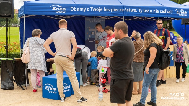 Dbamy o Twoje bezpieczeństwo, więc Ty też o nie zadbaj - pod takim hasłem został zorganizowany festyn na Jasnych Błoniach. Fot. Robert Stachnik [Radio Szczecin] ...a na Jasnych Błoniach festyn [ZDJĘCIA]