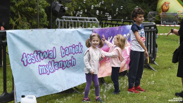 Fot. Kamila Kozioł [Radio Szczecin] Park Kasprowicza cały w mydlanych bańkach [ZDJĘCIA]