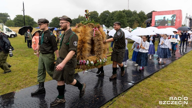 Fot. Robert Stachnik [Radio Szczecin] Mszą świętą zainaugurowano ogólnopolskie dożynki w Bobolicach [ZDJĘCIA]