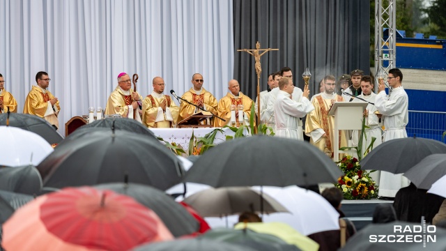 Fot. Robert Stachnik [Radio Szczecin] Mszą świętą zainaugurowano ogólnopolskie dożynki w Bobolicach [ZDJĘCIA]