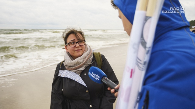 Akcja "Parawany za paragony" organizowana jest przez Krajową Administrację Skarbową oraz Ministerstwo Finansów. Fot. Mateusz Papke [Radio Szczecin] Parawany i paragony - Radio Szczecin dziś w Rewalu [WIDEO, ZDJĘCIA]
