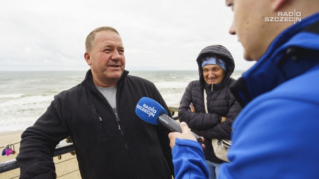 Akcja "Parawany za paragony" organizowana jest przez Krajową Administrację Skarbową oraz Ministerstwo Finansów. Fot. Mateusz Papke [Radio Szczecin] Parawany i paragony - Radio Szczecin dziś w Rewalu [WIDEO, ZDJĘCIA]