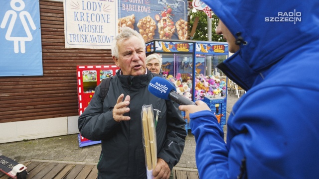 Akcja "Parawany za paragony" organizowana jest przez Krajową Administrację Skarbową oraz Ministerstwo Finansów. Fot. Mateusz Papke [Radio Szczecin] Parawany i paragony - Radio Szczecin dziś w Rewalu [WIDEO, ZDJĘCIA]