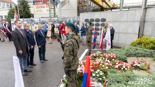 W poniedziałek przed tablicami upamiętniającymi ofiary Grudnia 1970 roku przy głównej bramie Stoczni Szczecińskiej odmówiono modlitwę oraz złożono kwiaty. Fot. Robert Stachnik [Radio Szczecin] "Polacy rzucili wyzwanie komunizmowi" [WIDEO, ZDJĘCIA]