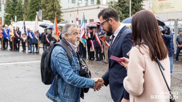 W poniedziałek przed tablicami upamiętniającymi ofiary Grudnia 1970 roku przy głównej bramie Stoczni Szczecińskiej odmówiono modlitwę oraz złożono kwiaty. Fot. Robert Stachnik [Radio Szczecin] "Polacy rzucili wyzwanie komunizmowi" [WIDEO, ZDJĘCIA]