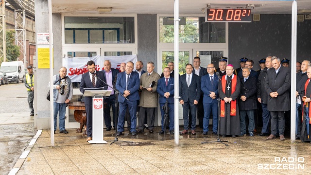 W poniedziałek przed tablicami upamiętniającymi ofiary Grudnia 1970 roku przy głównej bramie Stoczni Szczecińskiej odmówiono modlitwę oraz złożono kwiaty. Fot. Robert Stachnik [Radio Szczecin] "Polacy rzucili wyzwanie komunizmowi" [WIDEO, ZDJĘCIA]