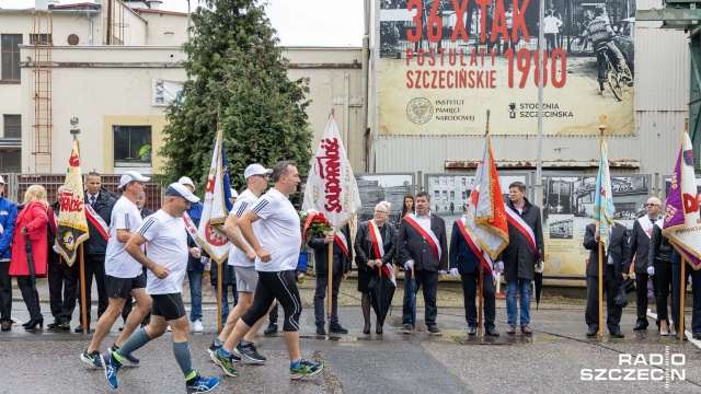W poniedziałek przed tablicami upamiętniającymi ofiary Grudnia 1970 roku przy głównej bramie Stoczni Szczecińskiej odmówiono modlitwę oraz złożono kwiaty. Fot. Robert Stachnik [Radio Szczecin] "Polacy rzucili wyzwanie komunizmowi" [WIDEO, ZDJĘCIA]