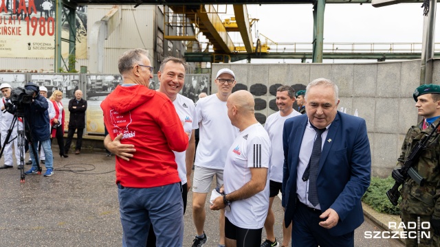 W poniedziałek przed tablicami upamiętniającymi ofiary Grudnia 1970 roku przy głównej bramie Stoczni Szczecińskiej odmówiono modlitwę oraz złożono kwiaty. Fot. Robert Stachnik [Radio Szczecin] "Polacy rzucili wyzwanie komunizmowi" [WIDEO, ZDJĘCIA]