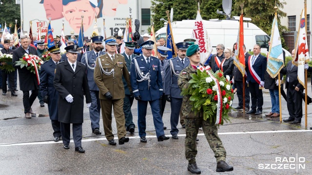 W poniedziałek przed tablicami upamiętniającymi ofiary Grudnia 1970 roku przy głównej bramie Stoczni Szczecińskiej odmówiono modlitwę oraz złożono kwiaty. Fot. Robert Stachnik [Radio Szczecin] "Polacy rzucili wyzwanie komunizmowi" [WIDEO, ZDJĘCIA]
