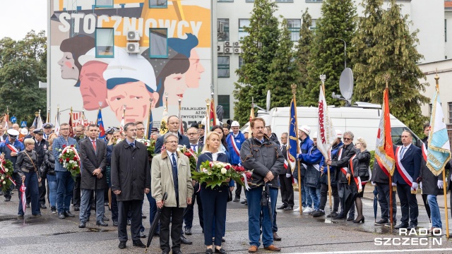 W poniedziałek przed tablicami upamiętniającymi ofiary Grudnia 1970 roku przy głównej bramie Stoczni Szczecińskiej odmówiono modlitwę oraz złożono kwiaty. Fot. Robert Stachnik [Radio Szczecin] "Polacy rzucili wyzwanie komunizmowi" [WIDEO, ZDJĘCIA]