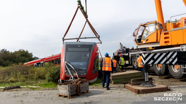 Wraki dwóch wagonów obok torowiska zalegają od końca lipca. Doszło wtedy do wypadku na przejeździe kolejowym; ciężarówka uderzyła w skład z Berlina do Szczecina. Fot. Robert Stachnik [Radio Szczecin] Akcja w Kołbaskowie. Usuwają wrak niemieckiego pociągu [WIDEO, ZDJĘCIA]