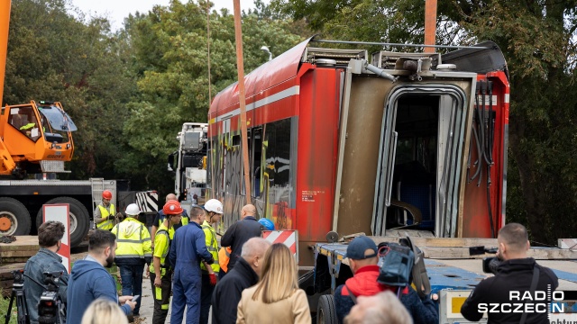 Wraki dwóch wagonów obok torowiska zalegają od końca lipca. Doszło wtedy do wypadku na przejeździe kolejowym; ciężarówka uderzyła w skład z Berlina do Szczecina. Fot. Robert Stachnik [Radio Szczecin] Akcja w Kołbaskowie. Usuwają wrak niemieckiego pociągu [WIDEO, ZDJĘCIA]