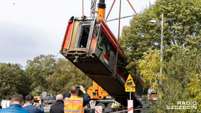 Wraki dwóch wagonów obok torowiska zalegają od końca lipca. Doszło wtedy do wypadku na przejeździe kolejowym; ciężarówka uderzyła w skład z Berlina do Szczecina. Fot. Robert Stachnik [Radio Szczecin] Akcja w Kołbaskowie. Usuwają wrak niemieckiego pociągu [WIDEO, ZDJĘCIA]