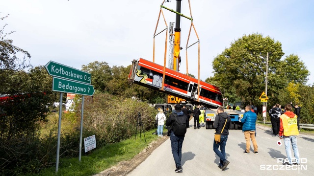 Wraki dwóch wagonów obok torowiska zalegają od końca lipca. Doszło wtedy do wypadku na przejeździe kolejowym; ciężarówka uderzyła w skład z Berlina do Szczecina. Fot. Robert Stachnik [Radio Szczecin] Akcja w Kołbaskowie. Usuwają wrak niemieckiego pociągu [WIDEO, ZDJĘCIA]