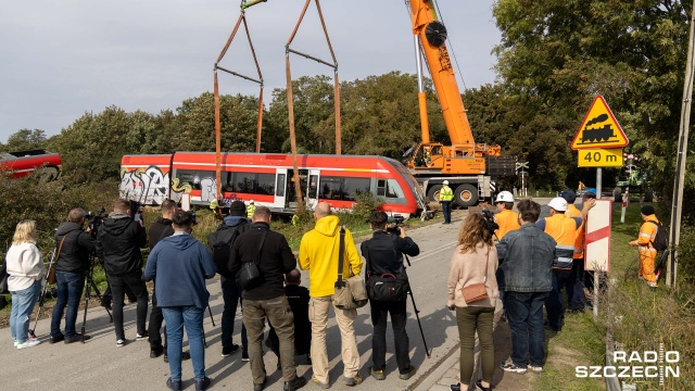 Fot. Robert Stachnik [Radio Szczecin] Akcja w Kołbaskowie. Usuwają wrak niemieckiego pociągu [WIDEO, ZDJĘCIA]