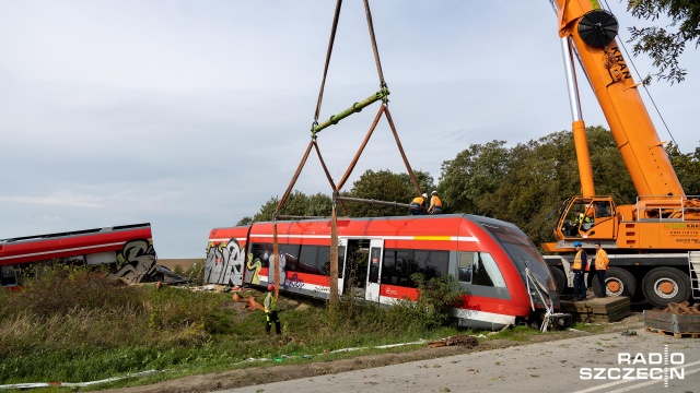 Fot. Robert Stachnik [Radio Szczecin] Akcja w Kołbaskowie. Usuwają wrak niemieckiego pociągu [WIDEO, ZDJĘCIA]