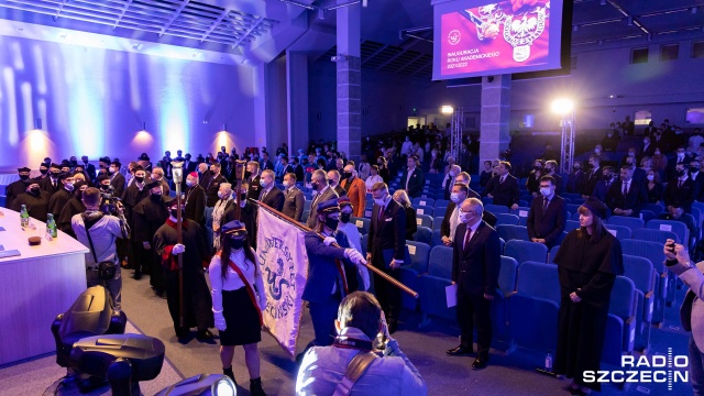 Inauguracja roku akademickiego na Uniwersytecie Szczecińskim odbyła się w auli Wydziału Humanistycznego. Fot. Robert Stachnik [Radio Szczecin] Gaudeamus na Uniwersytecie Szczecińskim [WIDEO, ZDJĘCIA]