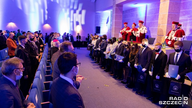 Inauguracja roku akademickiego na Uniwersytecie Szczecińskim odbyła się w auli Wydziału Humanistycznego. Fot. Robert Stachnik [Radio Szczecin] Gaudeamus na Uniwersytecie Szczecińskim [WIDEO, ZDJĘCIA]