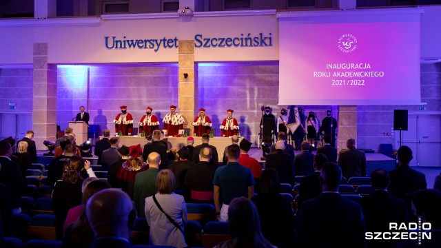 Inauguracja roku akademickiego na Uniwersytecie Szczecińskim odbyła się w auli Wydziału Humanistycznego. Fot. Robert Stachnik [Radio Szczecin] Gaudeamus na Uniwersytecie Szczecińskim [WIDEO, ZDJĘCIA]