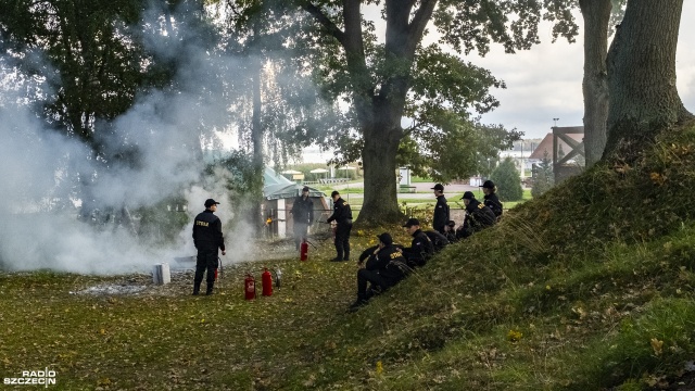Fot. Wojciech Ochrymiuk [Radio Szczecin] W tydzień poznają życie policjanta czy żołnierza. Obóz w Trzebieży [WIDEO, ZDJĘCIA]