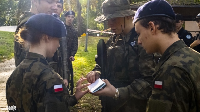 Fot. Wojciech Ochrymiuk [Radio Szczecin] W tydzień poznają życie policjanta czy żołnierza. Obóz w Trzebieży [WIDEO, ZDJĘCIA]