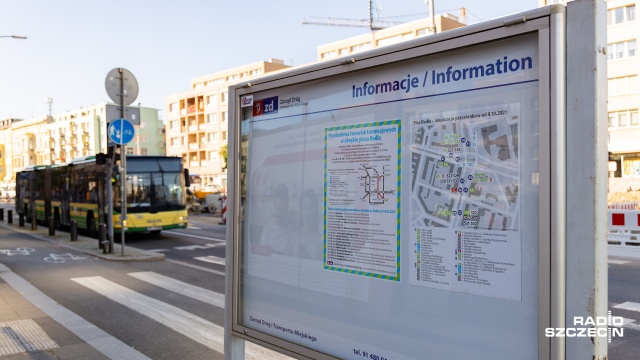Niektórzy szczecinianie byli zaskoczeni nową lokalizacją przystanków; w dotarciu do nich pomagali im informatorzy ZDiTM i wywieszone wcześniej mapki. Fot. Robert Stachnik [Radio Szczecin] Zmiany komunikacyjne zaskoczyły część mieszkańców miasta [WIDEO, ZDJĘCIA]