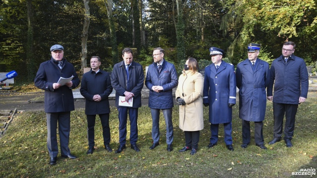 Szczecin uczcił pamięć członków Związku Polaków w Niemczech. Fot. Kamila Kozioł [Radio Szczecin] Kwiaty i znicze na grobach członków Związku Polaków w Niemczech [WIDEO, ZDJĘCIA]