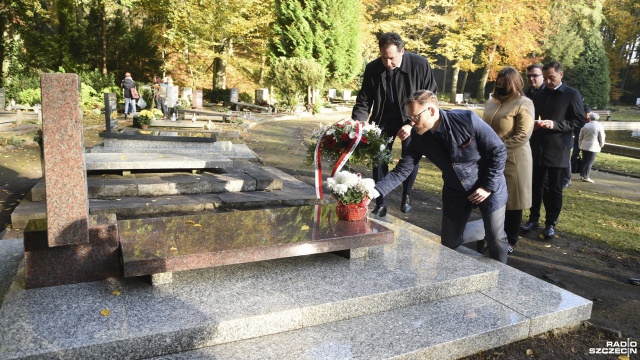 Szczecin uczcił pamięć członków Związku Polaków w Niemczech. Fot. Kamila Kozioł [Radio Szczecin] Kwiaty i znicze na grobach członków Związku Polaków w Niemczech [WIDEO, ZDJĘCIA]