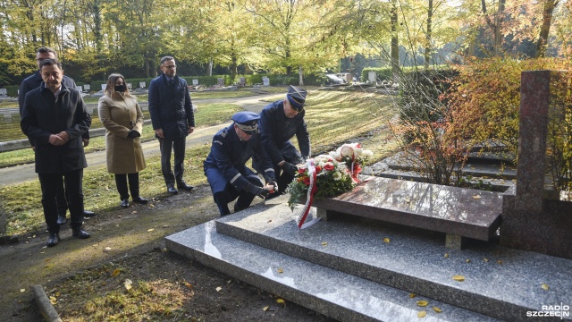 Szczecin uczcił pamięć członków Związku Polaków w Niemczech. Fot. Kamila Kozioł [Radio Szczecin] Kwiaty i znicze na grobach członków Związku Polaków w Niemczech [WIDEO, ZDJĘCIA]