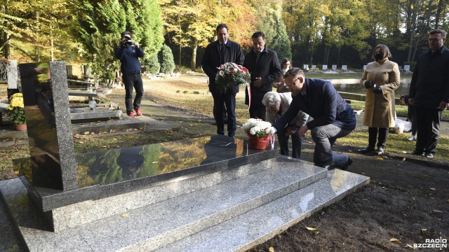 Szczecin uczcił pamięć członków Związku Polaków w Niemczech. Fot. Kamila Kozioł [Radio Szczecin] Kwiaty i znicze na grobach członków Związku Polaków w Niemczech [WIDEO, ZDJĘCIA]